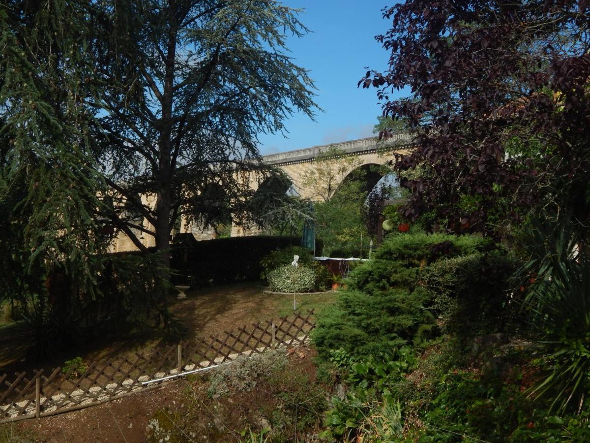 The Petite Chalet Chambre D'Hotes L'Isle-Jourdain  Esterno foto